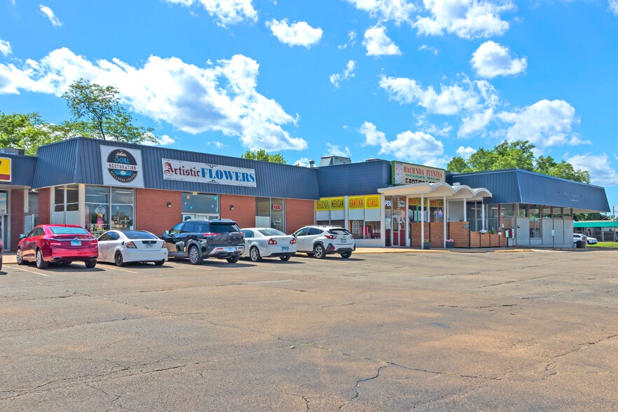More Photos Of 2910-2996 Court St, Pekin General Retail For Sale