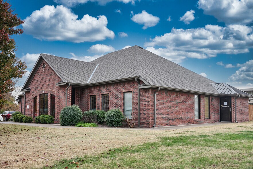 Primary Photo Of 1391 Plaza Pl, Springdale Office For Sale