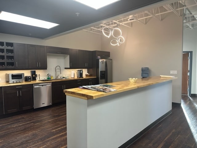 More Photos Of 1275 Davis Rd, Elgin Office For Lease