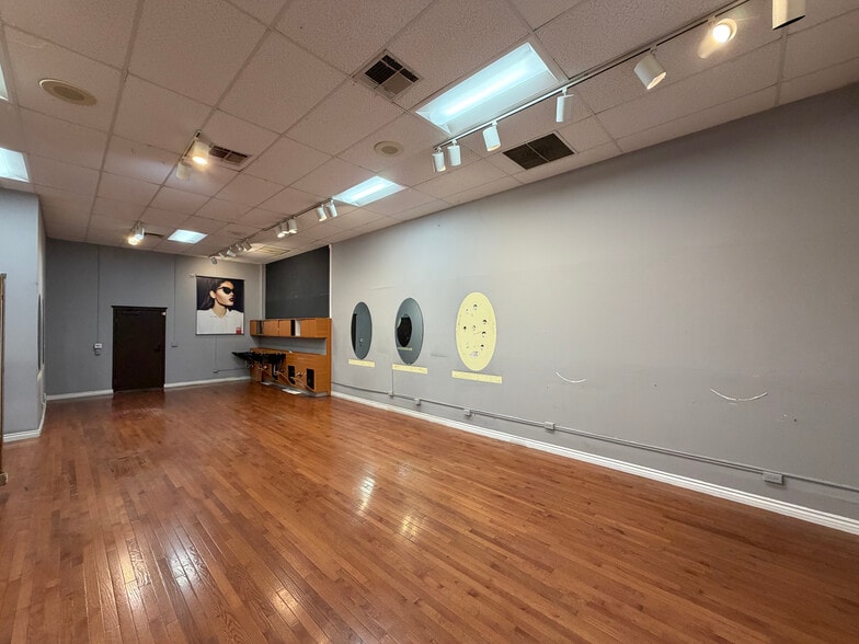More Photos Of 19350 Business Center Dr, Northridge Storefront Retail Office For Lease