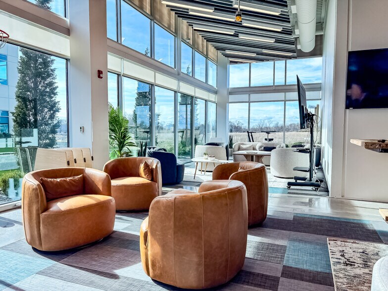 More Photos Of 2600 NE 11th St, Bentonville Office For Lease
