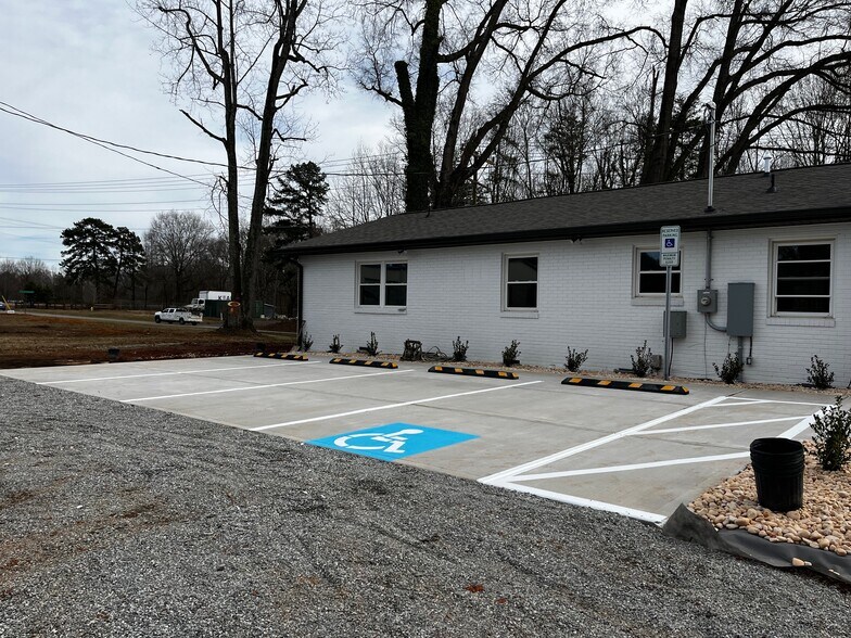 More Photos Of 679 Oakridge Farm Hwy, Mooresville Office For Lease