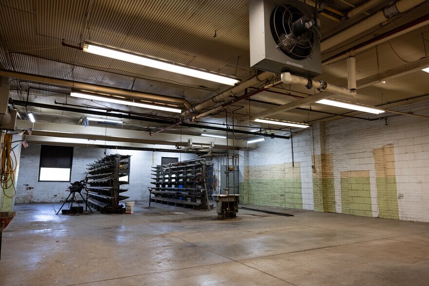 More Photos Of 246 E 4th St, Ashland Light Distribution For Sale