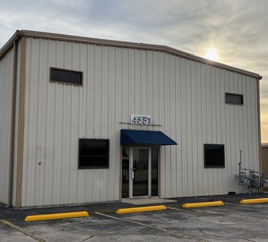 More Photos Of 4551 Glenn Curtiss Dr, Addison Office For Lease