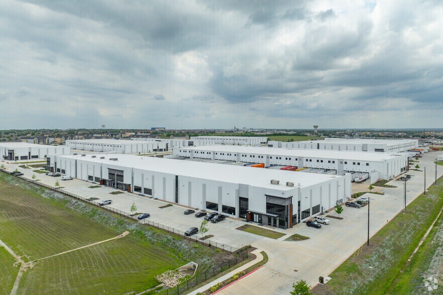 More Photos Of 170 Deep Roots Dr, Buda Distribution For Lease