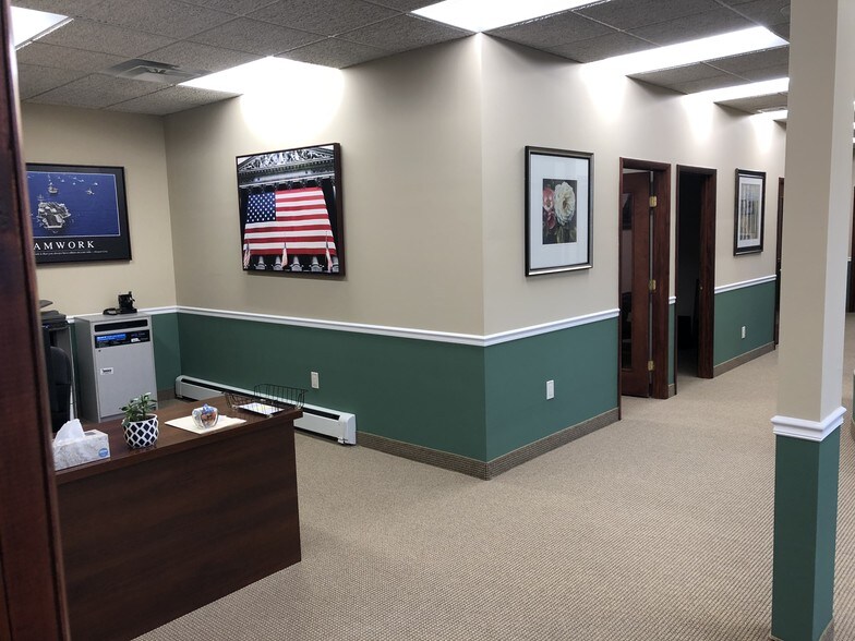 More Photos Of 51 E Main St, Smithtown Office For Lease