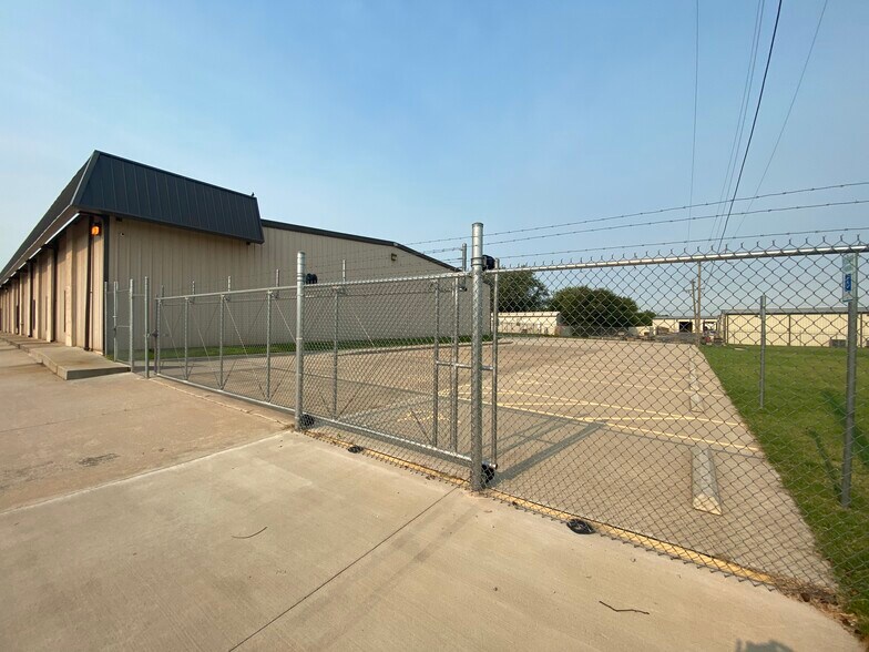 More Photos Of 8317 Gateway Ter, Oklahoma City Showroom For Sale