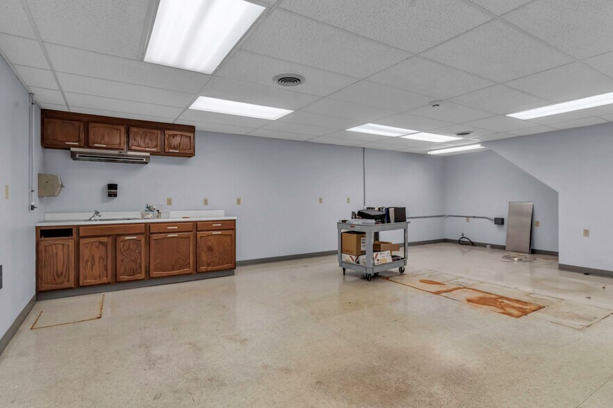 More Photos Of 7290 Nash Rd, North Tonawanda Showroom For Sale