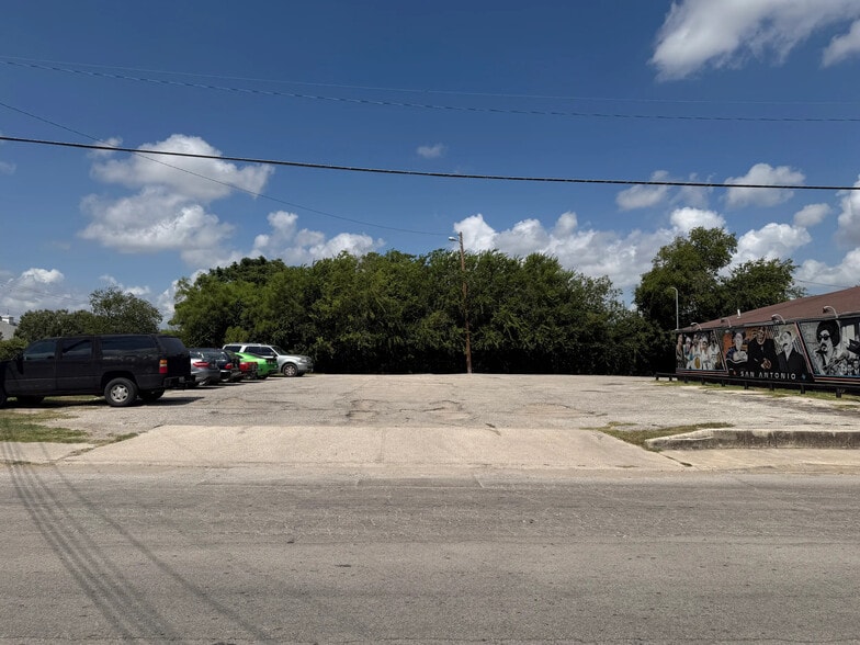 More Photos Of 303 Bellinger St, San Antonio Bar For Sale