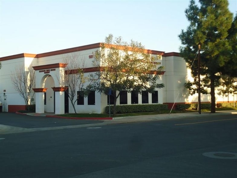 More Photos Of 921 Poinsettia St, Santa Ana Showroom For Sale
