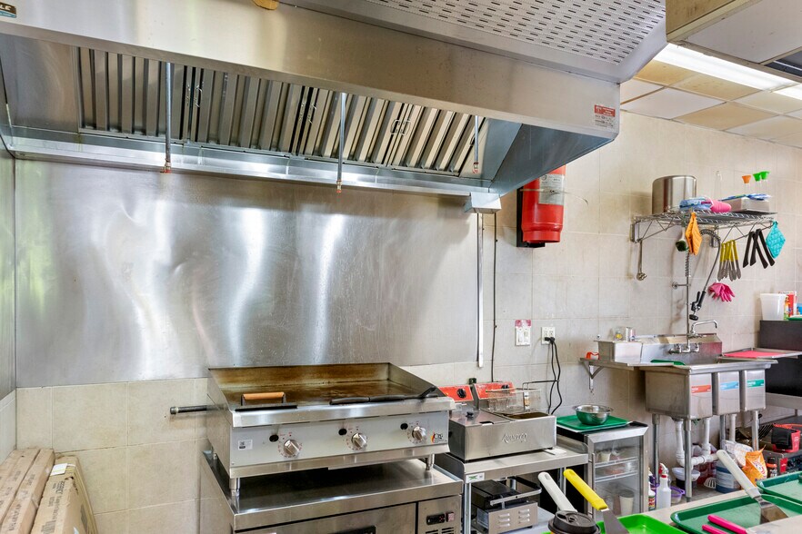 More Photos Of 78-88 Bayville Ave, Bayville Storefront Retail Residential For Lease