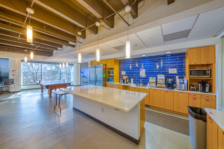 More Photos Of 1200 Ashwood Pky, Atlanta Office For Sale