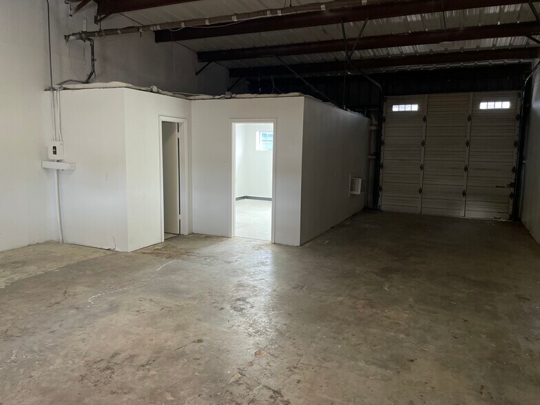 More Photos Of 15502 Old Galveston Rd, Webster Light Manufacturing For Lease