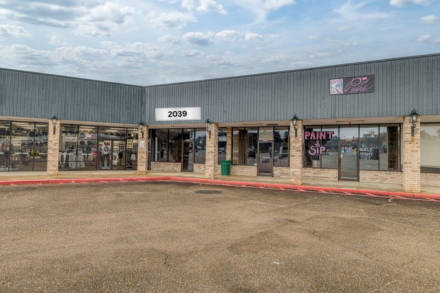 Primary Photo Of 2039 E Madison Ave, Bastrop General Retail For Lease