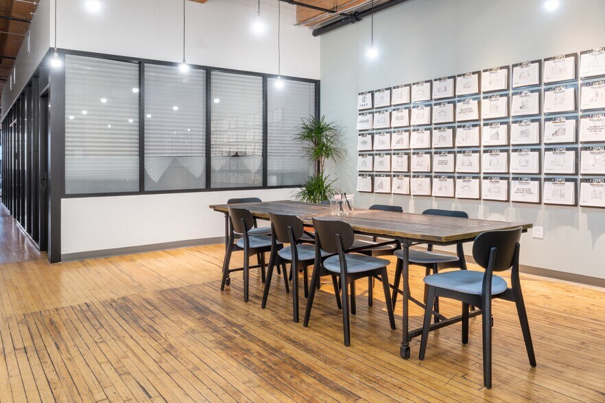 More Photos Of 125 S Wacker Dr, Chicago Coworking Space