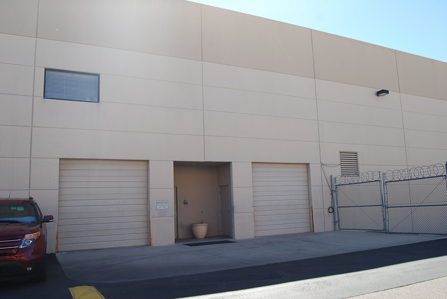 More Photos Of 15250 N Hayden Rd, Scottsdale Showroom For Sale