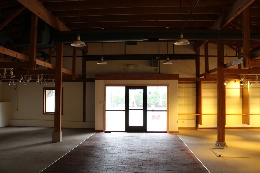 More Photos Of 310-340 Water St, Excelsior Freestanding For Lease
