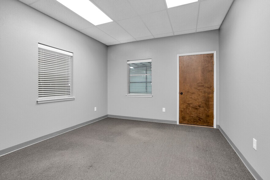 More Photos Of 2418 N Frazier, Conroe Warehouse For Lease