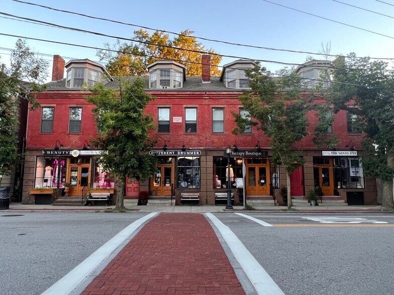 More Photos Of 7 W Main St, North Kingstown Storefront For Lease