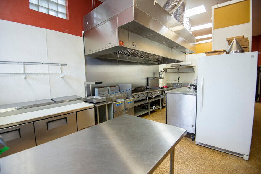 More Photos Of 514-520 N Railroad St, Burton Restaurant For Lease