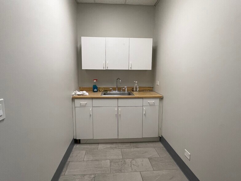 More Photos Of 956 W Lake St, Roselle Flex For Lease