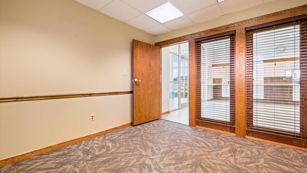 More Photos Of 2810 Maysville Pike, Zanesville Bank For Sale