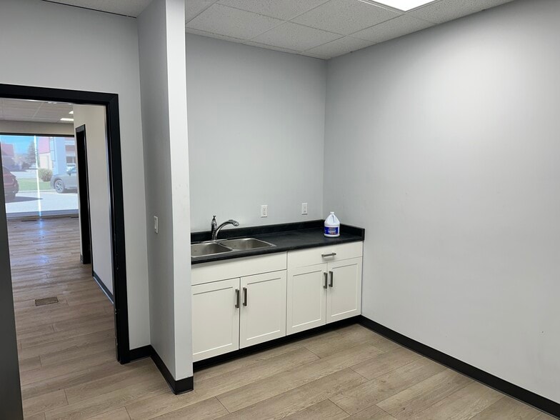 More Photos Of 3420 12th St NE, Calgary Warehouse For Lease