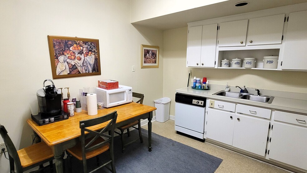 More Photos Of 101 Chapman St, Greenville Office For Sale