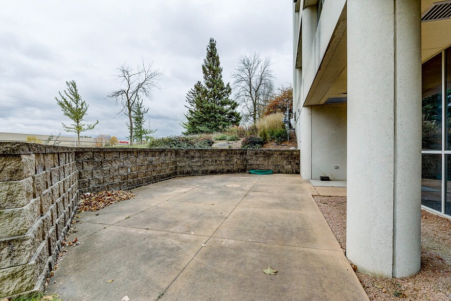 More Photos Of N28W23000 Roundy Dr, Pewaukee Office For Sale