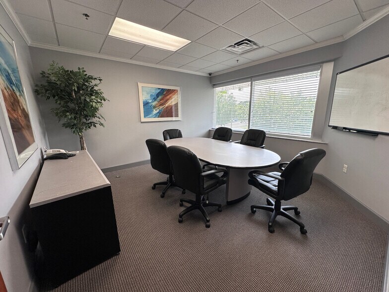 More Photos Of 6314 Kingspointe Pky, Orlando Light Distribution For Lease