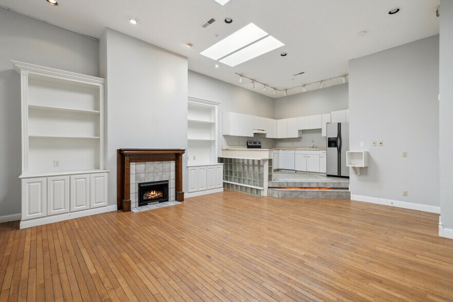 More Photos Of 626-632 Sycamore St, Waterloo Storefront Retail Office For Sale