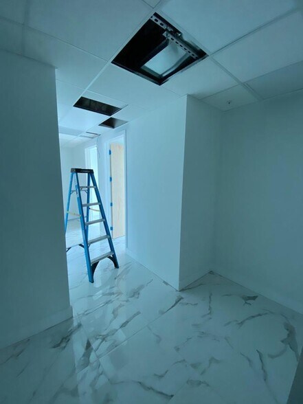 More Photos Of 10450 NW 33rd St, Doral Office For Sale