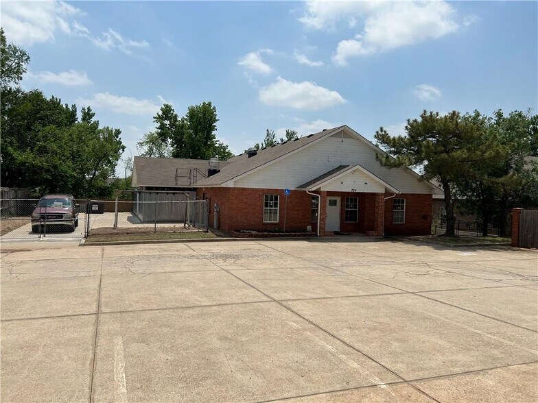 More Photos Of 724 W 15th St, Edmond Daycare Center For Sale