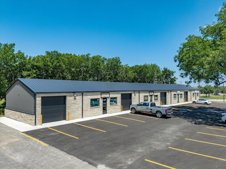 More Photos Of 200-225 West Side Dr, Decatur Light Distribution For Lease