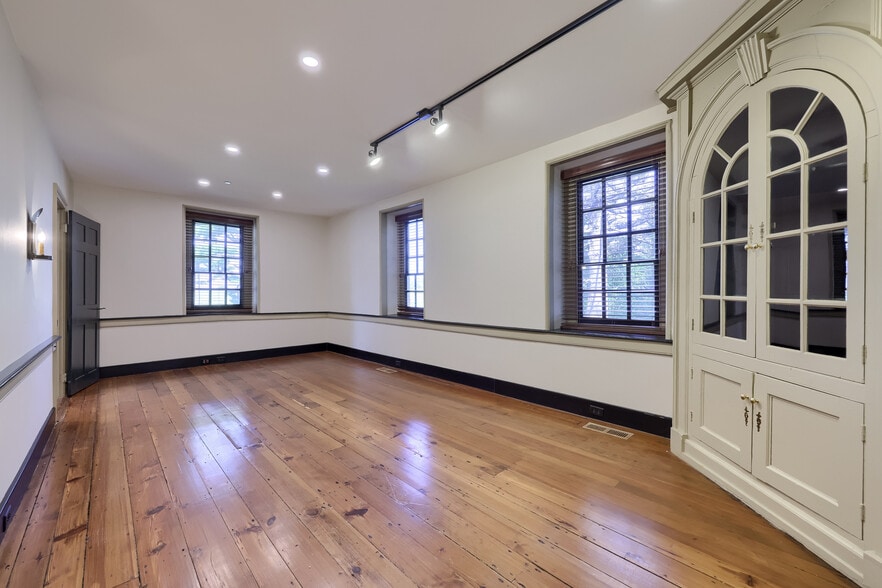 More Photos Of 711 Hartman Station Rd, Lancaster Office Residential For Lease