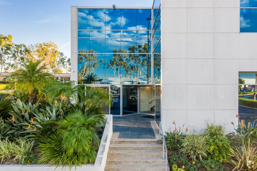 More Photos Of 15751 Rockfield Blvd, Irvine Medical For Lease