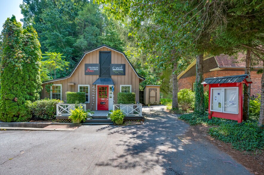 More Photos Of 172 Main st, Saluda Showroom For Sale