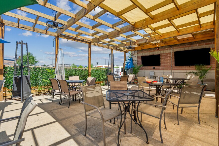 More Photos Of 5400 Edgewood Rd NE, Cedar Rapids Restaurant For Sale