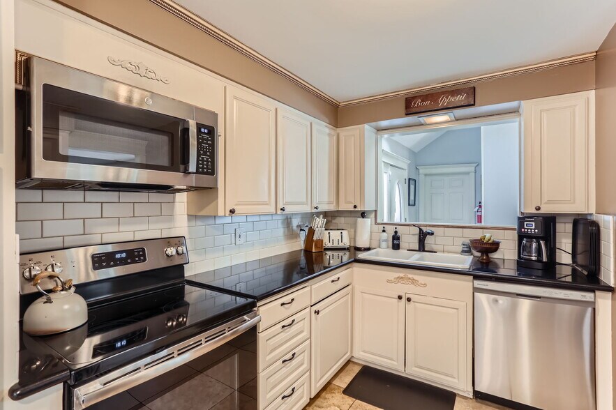 More Photos Of 5350 Lakeview Blvd, Lake Oswego Assisted Living For Sale