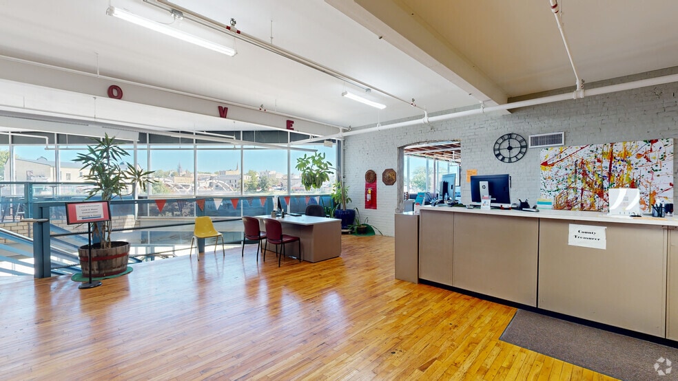 More Photos Of 218-326 Wisconsin Dr, Jefferson Office For Lease