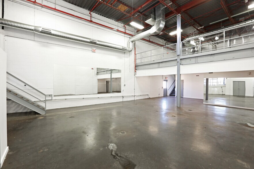 More Photos Of 100 Sunrise Av, Toronto Warehouse For Lease