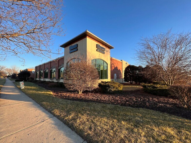 More Photos Of 1978 W Wilson St, Batavia Bank For Lease