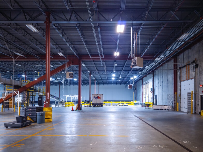 More Photos Of 550 Long Beach Blvd, Stratford Distribution For Lease
