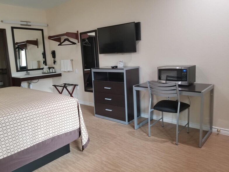 More Photos Of 5525 7th St, Bay City Hotel For Sale