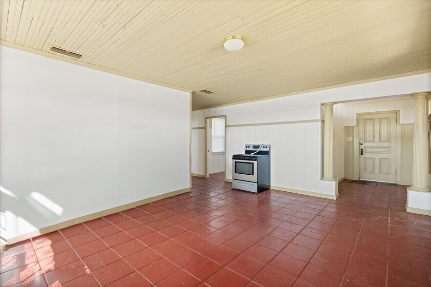 More Photos Of 301 NE Barnard St, Glen Rose Office For Sale