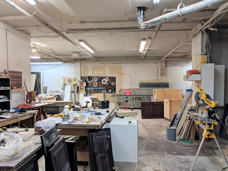 More Photos Of 7314 Av René-Descartes, Montréal Industrial For Sale
