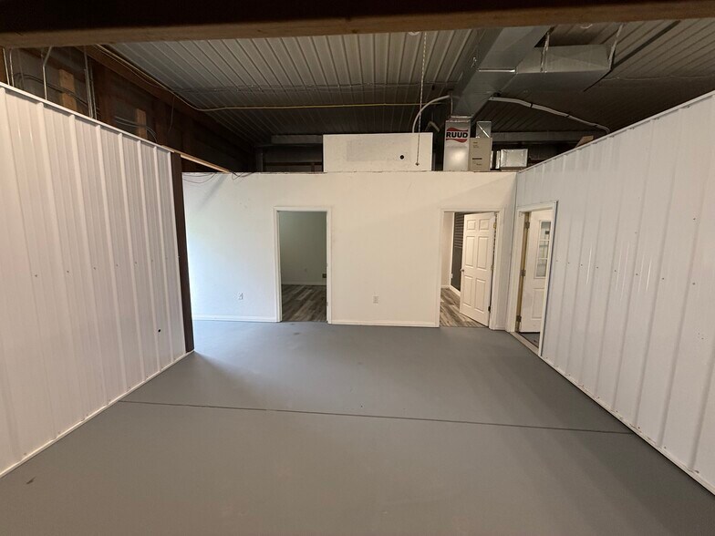 More Photos Of 811 Kim Dr, Mason Warehouse For Lease