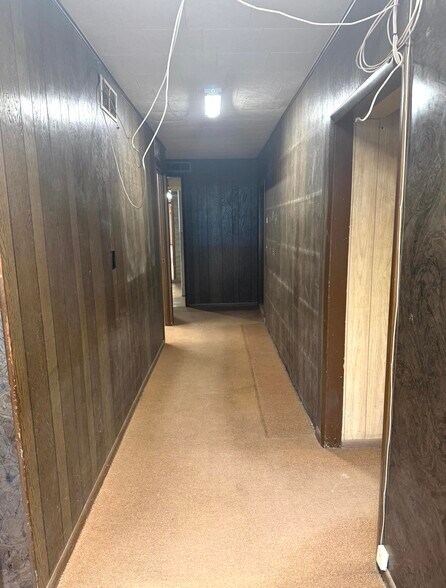 More Photos Of 217 E 8th St, Cozad Flex For Sale