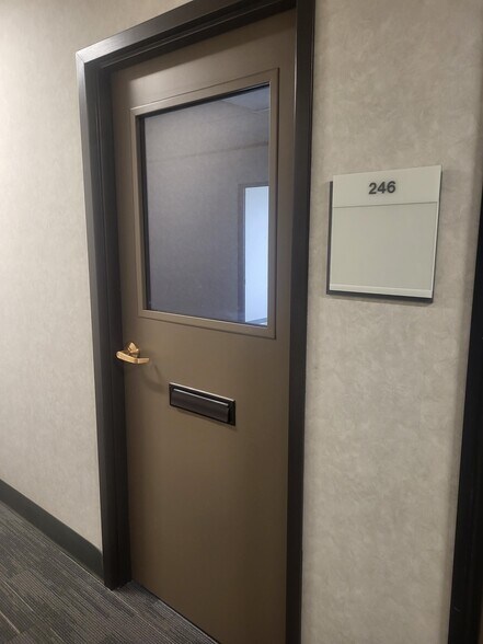 More Photos Of 8465 Keystone Crossing, Indianapolis Office Residential For Lease