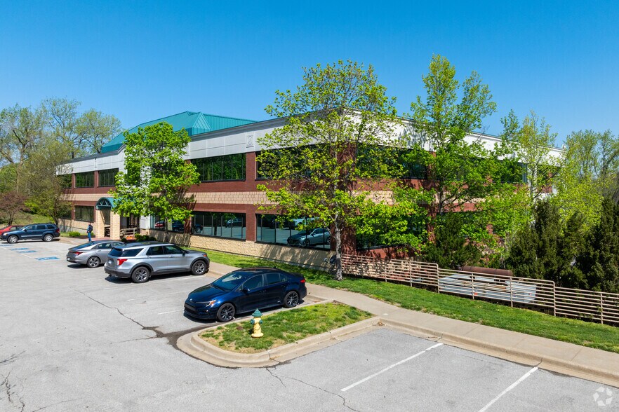 More Photos Of 4770 N Belleview Ave, Kansas City Office For Sale